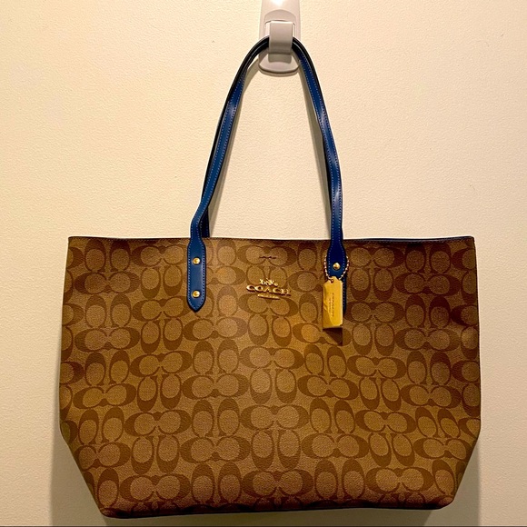 Coach Town Tote in Signature Canvas - Picture 2 of 9
